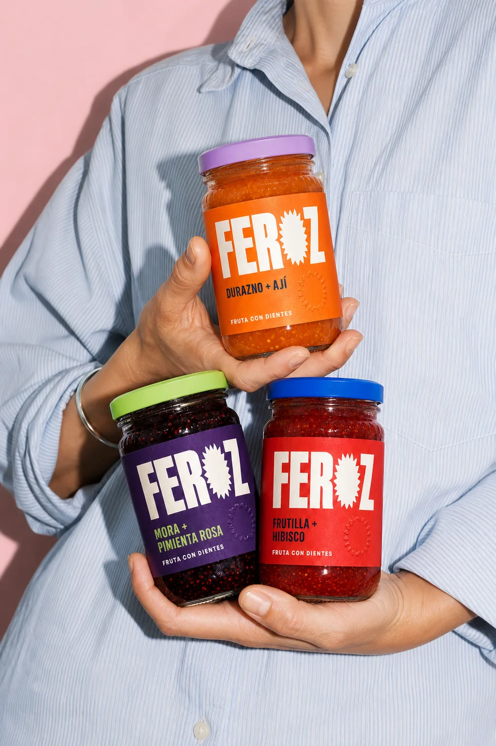 FEROZ: tres conservas sostenidas por una persona