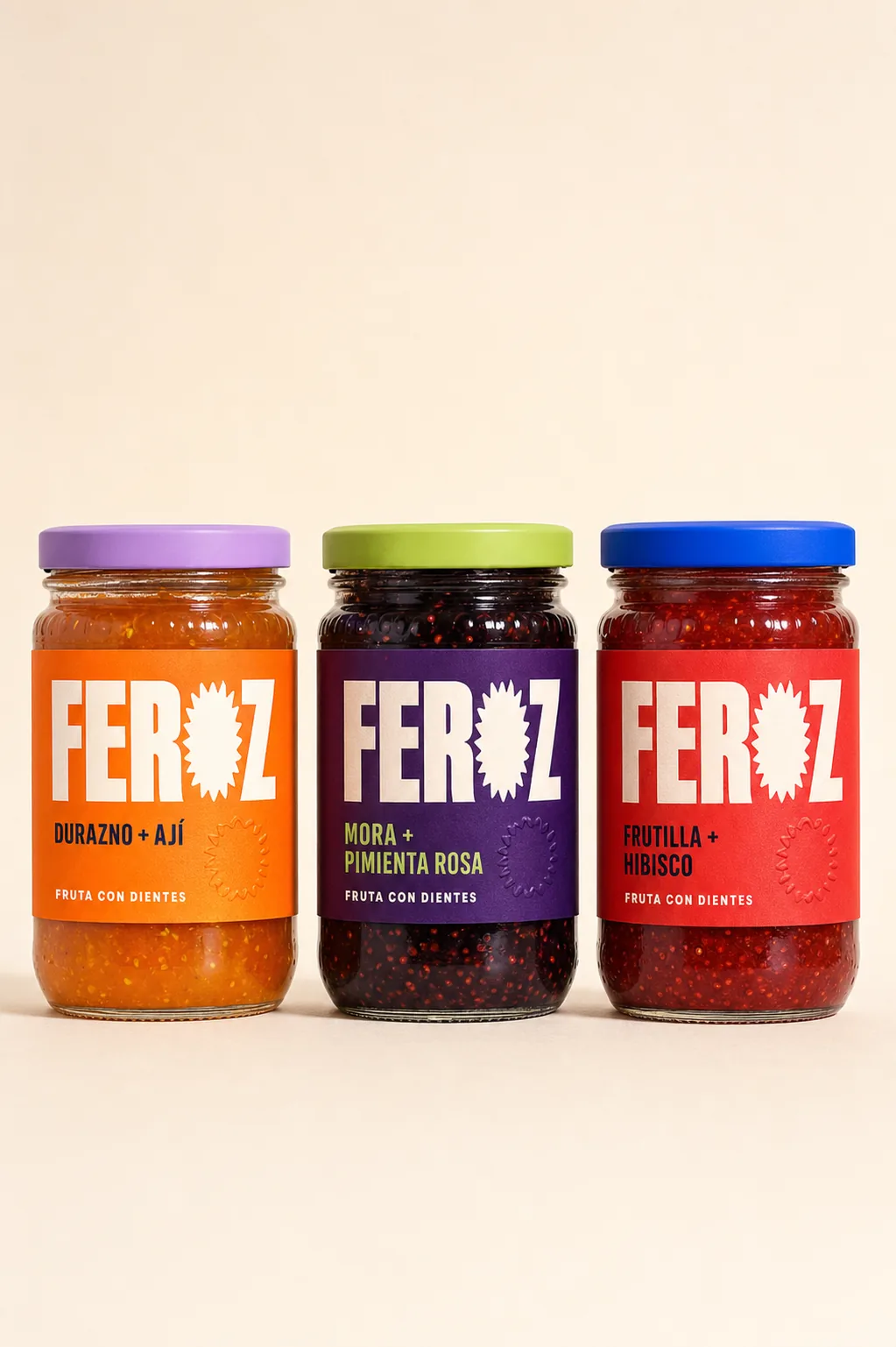 Línea de frascos FEROZ en naranja, violeta y rojo con tapas de colores