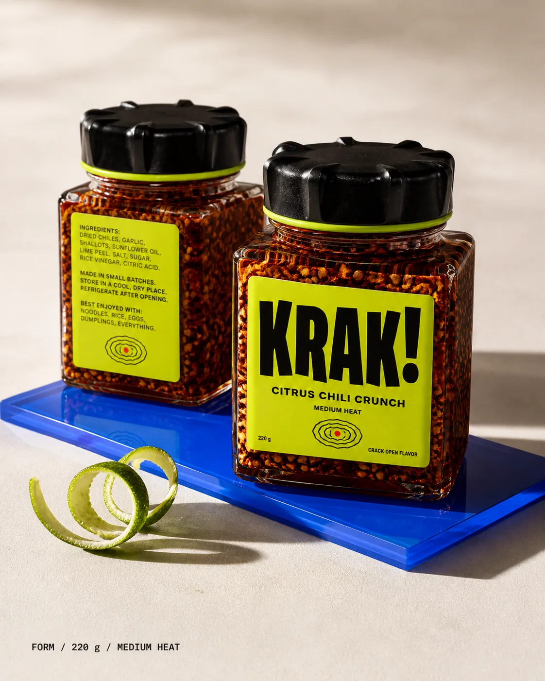 Dos frascos KRAK! vistos en tres cuartos con frente y dorso de la etiqueta