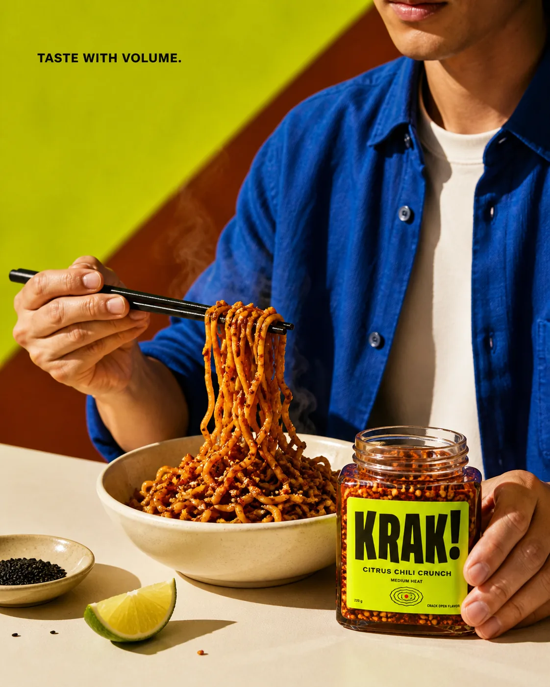 KRAK! aplicado a un plato de noodles en una escena lifestyle saturada