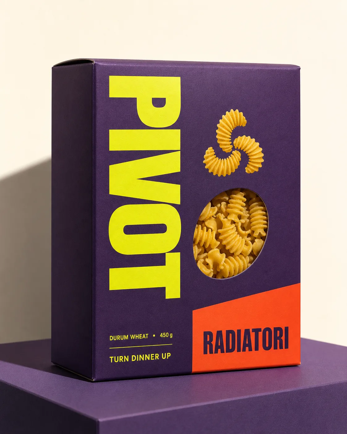 Packaging principal de PIVOTE con caja violeta, ventana de producto y tipografía lima