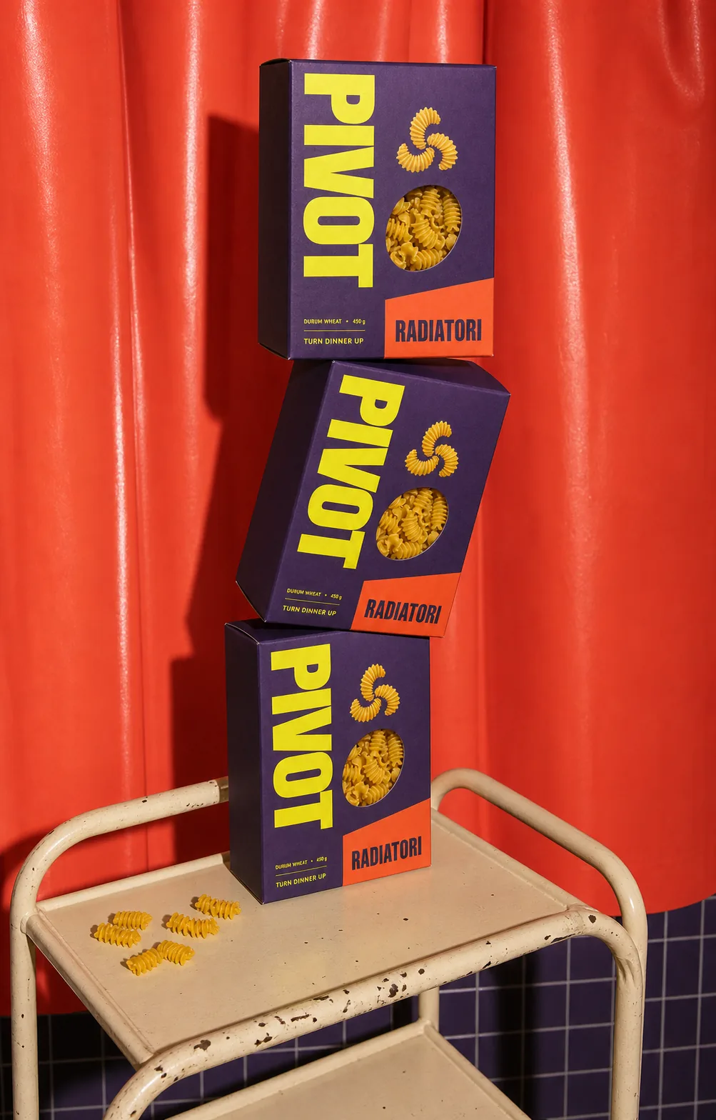 Composición editorial con cajas de PIVOTE apiladas en una cocina roja