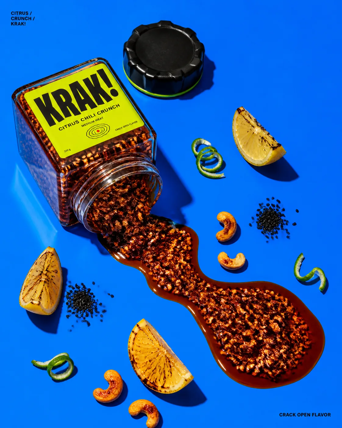 KRAK!: envase y chili crunch en una composición cenital azul