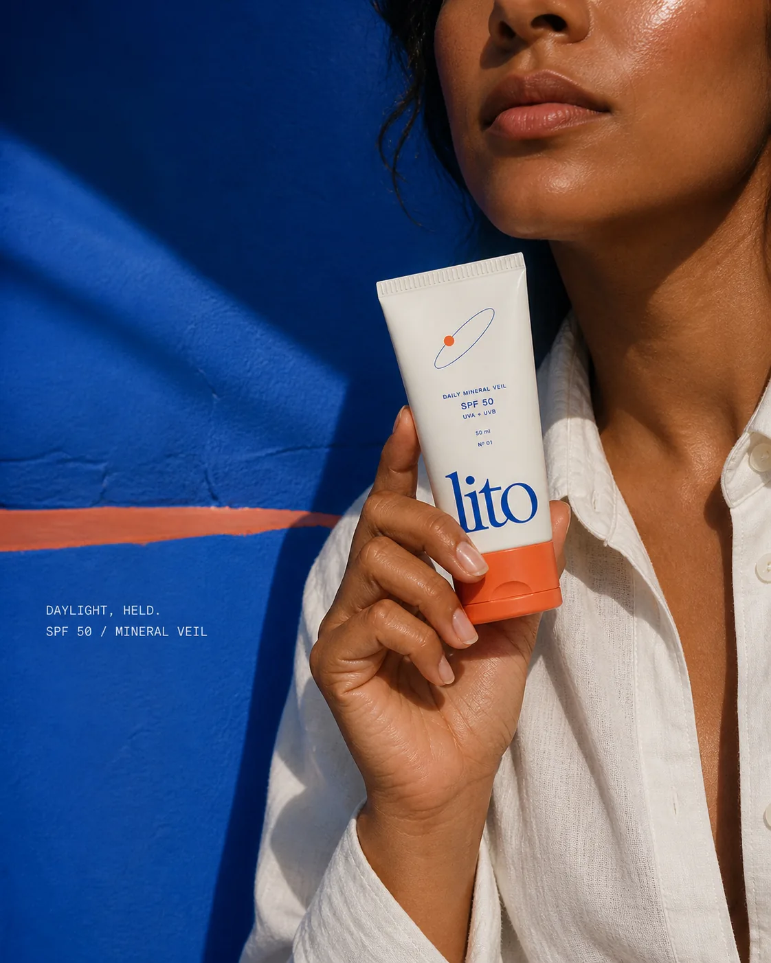 Campaña lifestyle de LITO con una persona sosteniendo el protector solar