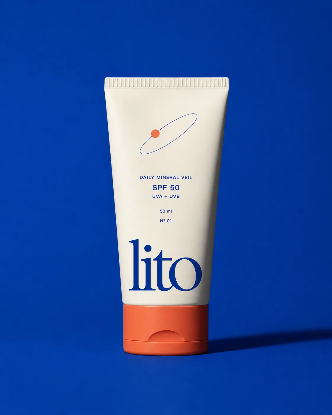LITO: protector solar completo sobre fondo azul