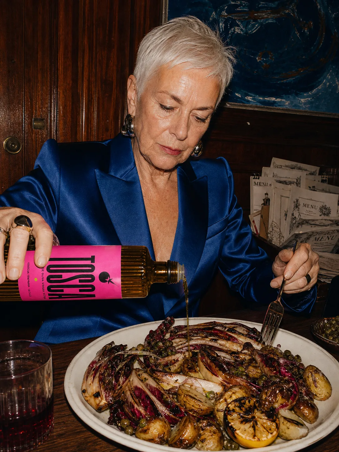 Campaña editorial de TOSCA con aceite servido en una mesa de restaurante